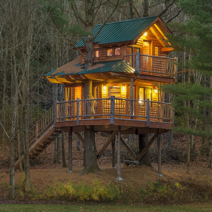 Moose Meadow Lodge, Waterbury, Vermont (Mỹ): Ngôi nhà trên cây gồm 2 tầng này được mở năm 2013, được làm thủ công gỗ thích, tuyết tùng, thông, độc cần và dành cho 2 người.